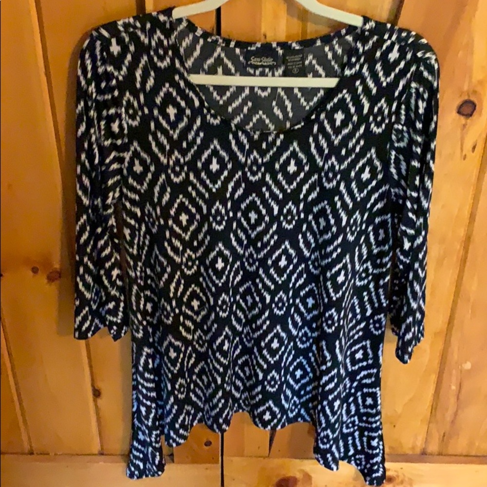🍁Sara Studio Shark Bite Hem top 5/$25
